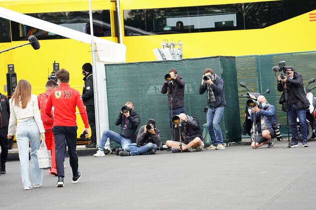 Formula 1 Pirelli Gran Premio Del Made In Italy E Dell emilia Romagna 2021 17.04.2021, Autodromo Enzo e Dino Ferrari, Imola, Formula 1 Pirelli Gran Premio Del Made In Italy E Dell emilia Romagna 2021 ,im Bild Die Fotografen haben Charles Leclerc (MCO 16), Scuderia Ferrari Mission Winnow mit Freundin Charlotte Sine im Fokus.