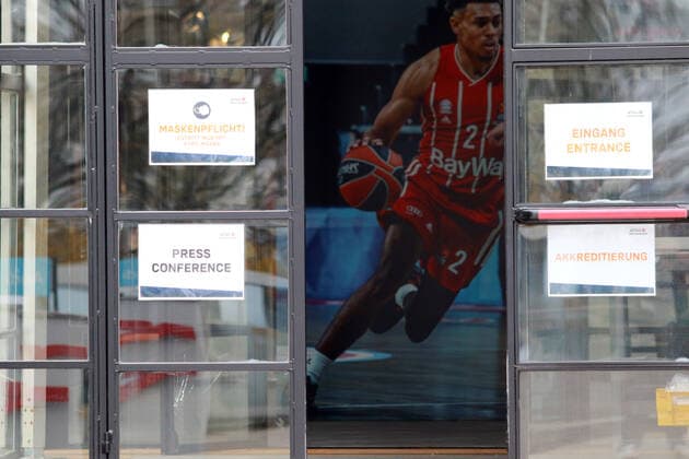 Das BBL TOP FOUR kann nicht stattfinden: Auf Grund eines positiven Corona-Befunds hat die Liga das Pokal-Final-Turnier mit Berlin, Göttingen, München und Ulm absagen müssen. Das BBL-Final-Turnier kann an diesem Wochenende nicht stattfinden. Bei der BG Göttingen gibt es einen positiven Corona-Befund. Am gestrigen Freitag wurde ein Spieler positiv auf COVID-19 getestet, am Donnerstag fielen noch alle Tests negativ auf. Aufgrund einer Quarantäne-Anordnung des Münchner Gesundheitamtes wurde das zweite Halbfinale abgesagt, teilte der FC Bayern München mit. Basketball, TOP FOUR um den deutschen Pokal, BBL, FC Bayern München - Ratiopharm Ulm im Audi Dome am 17.04.2021 FOTO: Mladen Lackovic LakoPress