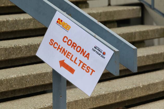 Das BBL TOP FOUR kann nicht stattfinden: Auf Grund eines positiven Corona-Befunds hat die Liga das Pokal-Final-Turnier mit Berlin, Göttingen, München und Ulm absagen müssen. Das BBL-Final-Turnier kann an diesem Wochenende nicht stattfinden. Bei der BG Göttingen gibt es einen positiven Corona-Befund. Am gestrigen Freitag wurde ein Spieler positiv auf COVID-19 getestet, am Donnerstag fielen noch alle Tests negativ auf. Aufgrund einer Quarantäne-Anordnung des Münchner Gesundheitamtes wurde das zweite Halbfinale abgesagt, teilte der FC Bayern München mit. Hier Corona, Schnelltest, Wegweiser, Schild, Basketball, TOP FOUR um den deutschen Pokal, BBL, FC Bayern München - Ratiopharm Ulm im Audi Dome am 17.04.2021 FOTO: Mladen Lackovic LakoPress