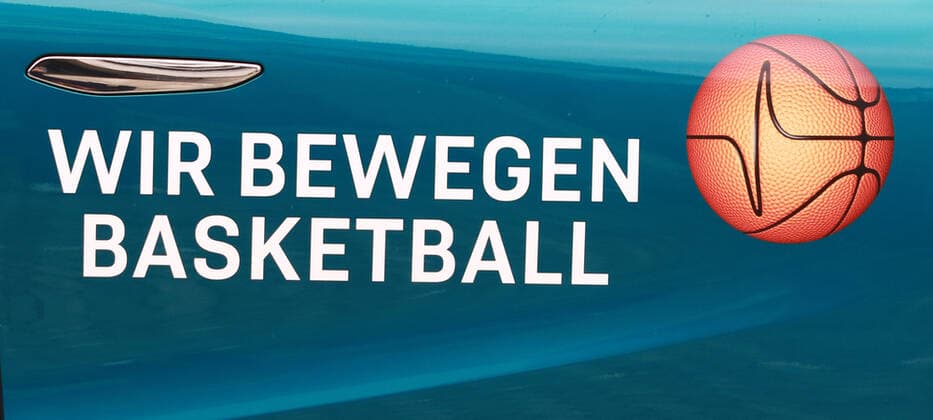 Das BBL TOP FOUR kann nicht stattfinden: Auf Grund eines positiven Corona-Befunds hat die Liga das Pokal-Final-Turnier mit Berlin, Göttingen, München und Ulm absagen müssen. Das BBL-Final-Turnier kann an diesem Wochenende nicht stattfinden. Bei der BG Göttingen gibt es einen positiven Corona-Befund. Am gestrigen Freitag wurde ein Spieler positiv auf COVID-19 getestet, am Donnerstag fielen noch alle Tests negativ auf. Aufgrund einer Quarantäne-Anordnung des Münchner Gesundheitamtes wurde das zweite Halbfinale abgesagt, teilte der FC Bayern München mit. Hier ein Sponsorenwagen, Auto, Werbeaufkleber Basketball, TOP FOUR um den deutschen Pokal, BBL, FC Bayern München - Ratiopharm Ulm im Audi Dome am 17.04.2021 FOTO: Mladen Lackovic LakoPress