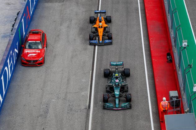 05 VETTEL Sebastian (ger), Aston Martin F1 AMR21, 03 RICCIARDO Daniel (aus), McLaren MCL35M, action during the Formula 1 Pirelli Gran Premio Del Made In Italy E Dell Emilia Romagna 2021 from April 16 to 18, 2021 on the Autodromo Internazionale Enzo e Dino Ferrari, in Imola, Italy - FORMULE 1 : Grand prix Emilie Romagne - Imola - Essais - 17 04 2021 DPPI Panoramic  00121003__GDN6672