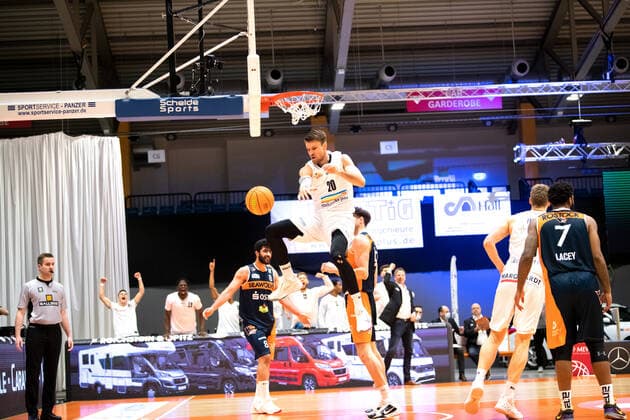 BARMER 2. Basketball Bundesliga ProA Playoff Spieltag 1 Saison 2020 2021 am 17.4.2021 Science City Jena vs Rostock Seawolves Mitte: Andrew Smith (Jena) voller Energie nach seinem Dunking Sparkassen Arena Jena
