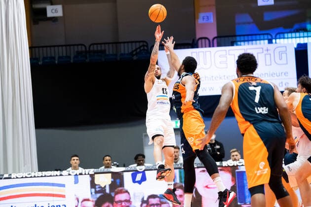 BARMER 2. Basketball Bundesliga ProA Playoff Spieltag 1 Saison 2020 2021 am 17.4.2021 Science City Jena vs Rostock Seawolves Mitte: Marcus Tyus (Jena) beim Wurf Sparkassen Arena Jena