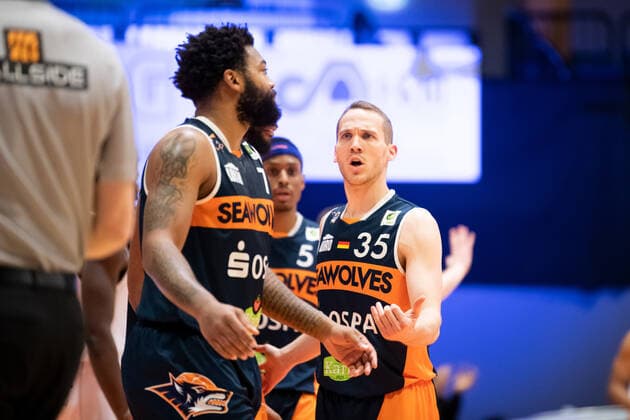BARMER 2. Basketball Bundesliga ProA Playoff Spieltag 1 Saison 2020 2021 am 17.4.2021 Science City Jena vs Rostock Seawolves rechts Brad Loesing (Rostock) unzufrieden Sparkassen Arena Jena