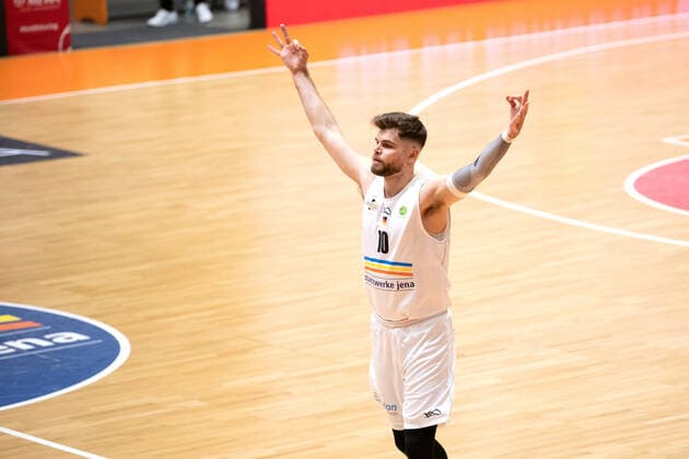 BARMER 2. Basketball Bundesliga ProA Playoff Spieltag 1 Saison 2020 2021 am 17.4.2021 Science City Jena vs Rostock Seawolves Julius Wolf (Jena) feiert einen erfolgreichen 3 Punkt Wurf Sparkassen Arena Jena