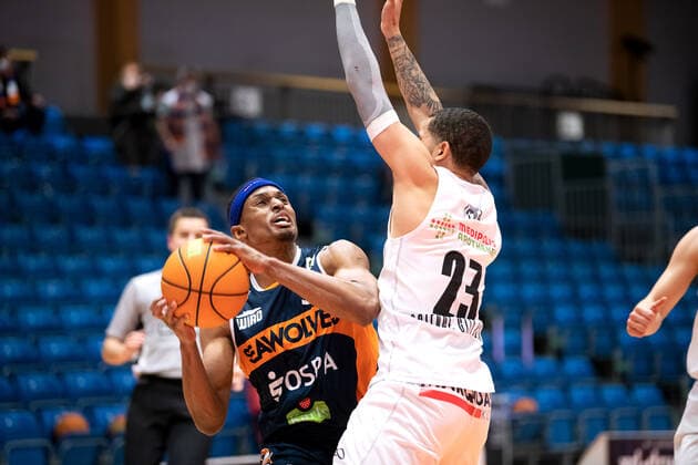 BARMER 2. Basketball Bundesliga ProA Playoff Spieltag 1 Saison 2020 2021 am 17.4.2021 Science City Jena vs Rostock Seawolves v.li. am Ball Christopher Carter (Rostock) gegen Marcus Tyus (Jena) Sparkassen Arena Jena