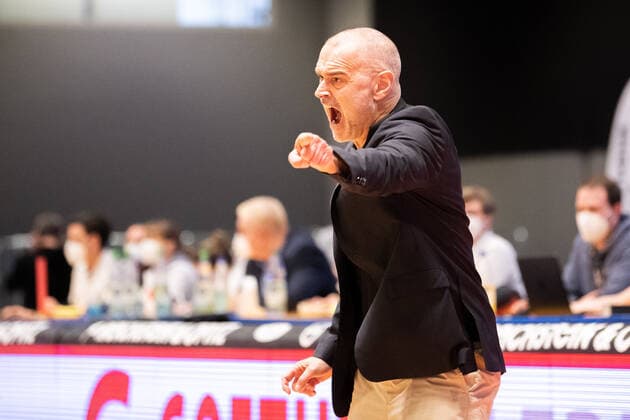 BARMER 2. Basketball Bundesliga ProA Playoff Spieltag 1 Saison 2020 2021 am 17.4.2021 Science City Jena vs Rostock Seawolves Trainer Dirk Bauermann (Rostock) außer sich und emotional an der Seitenlinie, Portrait Sparkassen Arena Jena