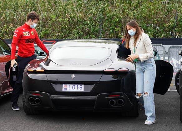 Sport Bilder des Tages Formula 1 Pirelli Gran Premio Del Made In Italy E Dell emilia Romagna 2021 17.04.2021, Autodromo Enzo e Dino Ferrari, Imola, Formula 1 Pirelli Gran Premio Del Made In Italy E Dell emilia Romagna 2021 ,im Bild Charles Leclerc (MCO 16), Scuderia Ferrari Mission Winnow kommt mit seiner Freundin Charlotte Sine in seinem Ferrari mit monegassischem Autokennzeichen im Fahrerlager in Imola an.