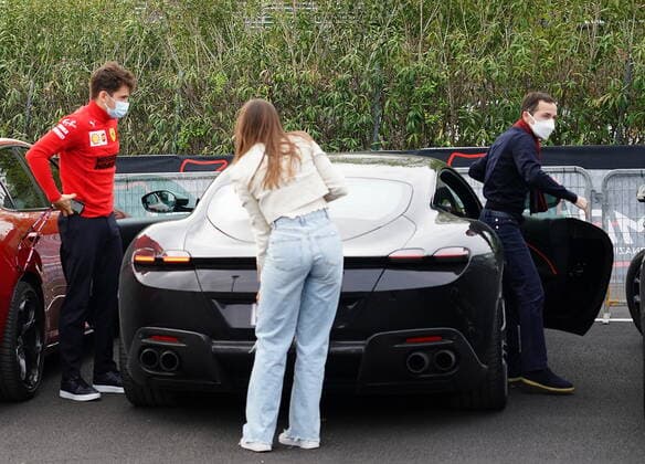 Formula 1 Pirelli Gran Premio Del Made In Italy E Dell emilia Romagna 2021 17.04.2021, Autodromo Enzo e Dino Ferrari, Imola, Formula 1 Pirelli Gran Premio Del Made In Italy E Dell emilia Romagna 2021 ,im Bild Charles Leclerc (MCO 16), Scuderia Ferrari Mission Winnow kommt mit seiner Freundin Charlotte Sine und Manager Nicolas Todt in seinem Ferrari mit monegassischem Autokennzeichen im Fahrerlager in Imola an.