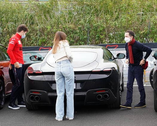 Formula 1 Pirelli Gran Premio Del Made In Italy E Dell emilia Romagna 2021 17.04.2021, Autodromo Enzo e Dino Ferrari, Imola, Formula 1 Pirelli Gran Premio Del Made In Italy E Dell emilia Romagna 2021 ,im Bild Charles Leclerc (MCO 16), Scuderia Ferrari Mission Winnow kommt mit seiner Freundin Charlotte Sine und Manager Nicolas Todt in seinem Ferrari mit monegassischem Autokennzeichen im Fahrerlager in Imola an.