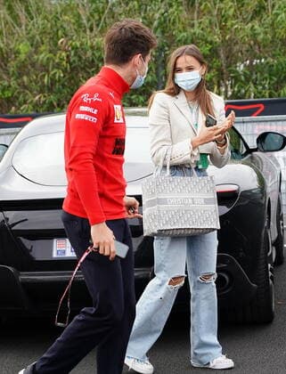 Formula 1 Pirelli Gran Premio Del Made In Italy E Dell emilia Romagna 2021 17.04.2021, Autodromo Enzo e Dino Ferrari, Imola, Formula 1 Pirelli Gran Premio Del Made In Italy E Dell emilia Romagna 2021 ,im Bild Charles Leclerc (MCO 16), Scuderia Ferrari Mission Winnow kommt mit seiner Freundin Charlotte Sine und Manager Nicolas Todt in seinem Ferrari mit monegassischem Autokennzeichen im Fahrerlager in Imola an.