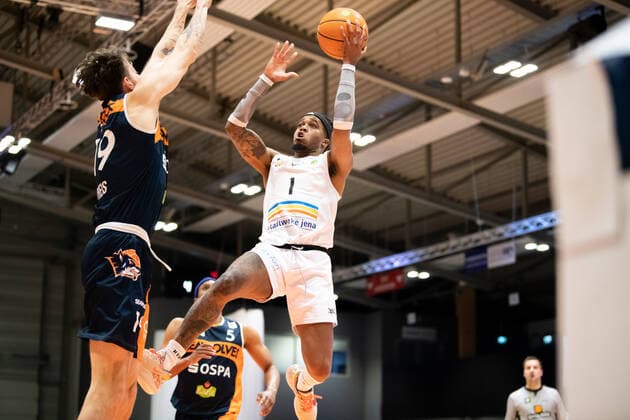 BARMER 2. Basketball Bundesliga ProA Playoff Spieltag 1 Saison 2020 2021 am 17.4.2021 Science City Jena vs Rostock Seawolves v.re. Kasey Hill (Jena) beim Wurf gegen Sid Marlon Theis (Rostock) Sparkassen Arena Jena