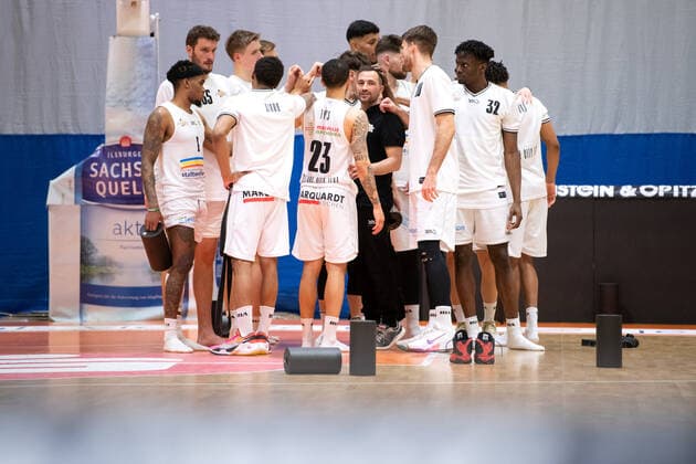 BARMER 2. Basketball Bundesliga ProA Playoff Spieltag 1 Saison 2020 2021 am 17.4.2021 Science City Jena vs Rostock Seawolves Das Team von Science City Jena steht zusammen nach dem Spiel. Sparkassen Arena Jena