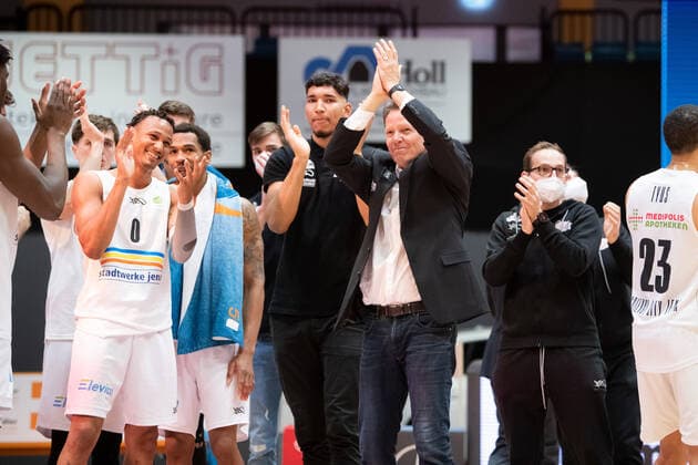 BARMER 2. Basketball Bundesliga ProA Playoff Spieltag 1 Saison 2020 2021 am 17.4.2021 Science City Jena vs Rostock Seawolves Das Team von Science City Jena feiert nach dem Sieg gegen Rostock Sparkassen Arena Jena