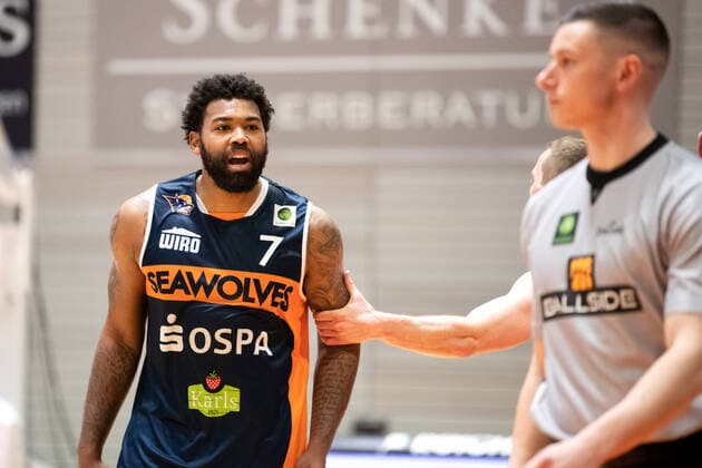 BARMER 2. Basketball Bundesliga ProA Playoff Spieltag 1 Saison 2020 2021 am 17.4.2021 Science City Jena vs Rostock Seawolves v.re Travor Lacey (Rostock) sauer auf den Schiedsrichter nach dem Spiel Sparkassen Arena Jena