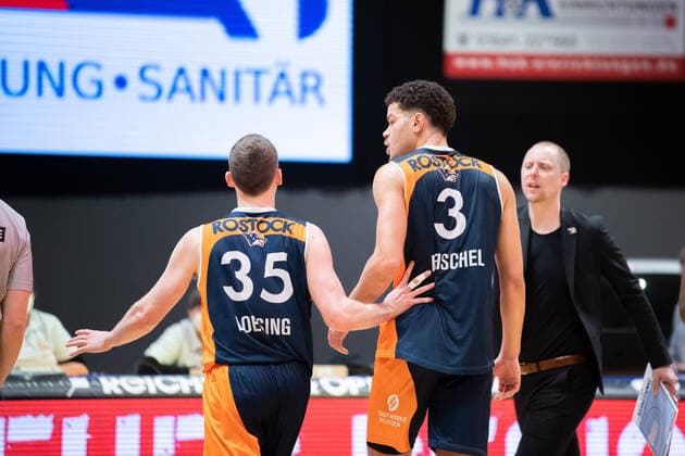 BARMER 2. Basketball Bundesliga ProA Playoff Spieltag 1 Saison 2020 2021 am 17.4.2021 Science City Jena vs Rostock Seawolves rechts: Jarelle Reichel (Rostock) muss nach dem Abpfiff zurückgehalten werden von Brad Loesing (Rostock) Sparkassen Arena Jena