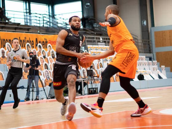 Kyle Leufroy (Kirchheim Knights 8) wiha Panthers Schwenningen vs. VFL Kirchheim Knights, Basketball, BARMER 2. BASKETBALL BUNDESLIGA, Playoff Gruppe 2, 1. Spieltag, 2020 2021, 17.04.2021, wiha Panthers Schwenningen vs. VFL Kirchheim Knights, Basketball, BARMER 2. BASKETBALL BUNDESLIGA, Playoff Gruppe, 1. Spieltag, 2020 2021, 17.04.2021, Villingen-Schwenningen Copyright: xMiclasxHaasis Eibner-Pressefotox EP_mhs