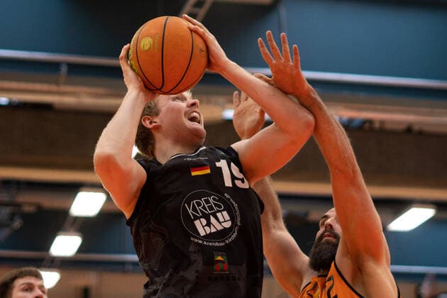 Till Pape (Kirchheim Knights 19) wiha Panthers Schwenningen vs. VFL Kirchheim Knights, Basketball, BARMER 2. BASKETBALL BUNDESLIGA, Playoff Gruppe 2, 1. Spieltag, 2020 2021, 17.04.2021, wiha Panthers Schwenningen vs. VFL Kirchheim Knights, Basketball, BARMER 2. BASKETBALL BUNDESLIGA, Playoff Gruppe, 1. Spieltag, 2020 2021, 17.04.2021, Villingen-Schwenningen Copyright: xMiclasxHaasis Eibner-Pressefotox EP_mhs