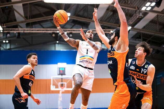 BARMER 2. Basketball Bundesliga ProA Playoff Spieltag 1 Saison 2020 2021 am 17.4.2021 Science City Jena vs Rostock Seawolves Mitte: Kasey Hill (Jena) mit dem Korbleger Sparkassen Arena Jena