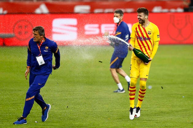 Bilder des Jahres 2021, Sport 04 April Sport Themen der Woche KW15 Sport Bilder des Tages ESP: Athletic Club - FC Barcelona, Barca Copa del Rey FInal 2020-2021 Gerard Pique of FC Barcelona players celebrating the victoryduring the Copa del Rey Final 2020-2021 between Athletic Club and FC Barcelona played at Olimpico de La Cartuja Stadium on April 17, 2021 in Sevilla, Spain. Copyright: xAntonioxPozox xPRESSINPHOTOx AP_210417_216