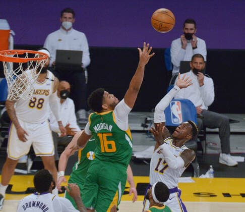 Sport Bilder des Tages Los Angeles Lakers point guard Dennis Schroder (17) scores over Utah Jazz forward Juwan Morgan during overtime at Staples Center in Los Angeles on Saturday, April 17, 2021. The Lakers won with a 127-115 overtime defeat of the first-place Jazz.  LAP2021041701 JIMxRUYMEN
