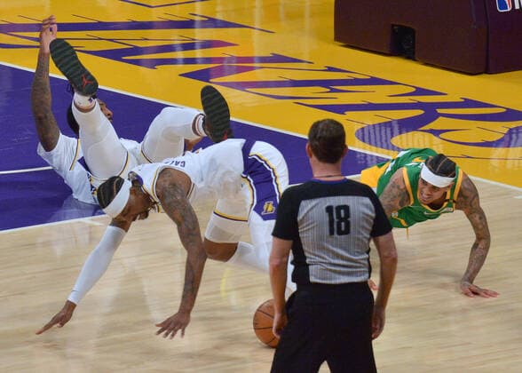 Bodies hit the floor during the second half of the Los Angeles Lakers NBA, Basketball Herren, USA game against he Utah Jazz at Staples Center in Los Angeles on Saturday, April 17, 2021. The Lakers won with a 127-115 overtime defeat of the first-place Jazz.  LAP2021041713 JIMxRUYMEN