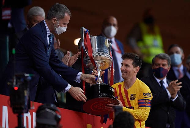 Bilder des Jahres 2021, Sport 04 April Sport Themen der Woche KW15 Sport Bilder des Tages (210418) -- SEVILLE, April 18, 2021 -- Spain s King Felipe VI (L) hands the trophy to Lionel Messi of FC Barcelona, Barca after the 2020-21 season Spanish King s Cup final match between Athletic Bilbao and FC Barcelona in Seville, Spain, on April 17, 2021. (Photo by Xinhua) (SP)SPAIN-SEVILLE-FOOTBALL-SPANISH KING S CUP-ATHLETIC VS BARCELONA PabloxMorano 