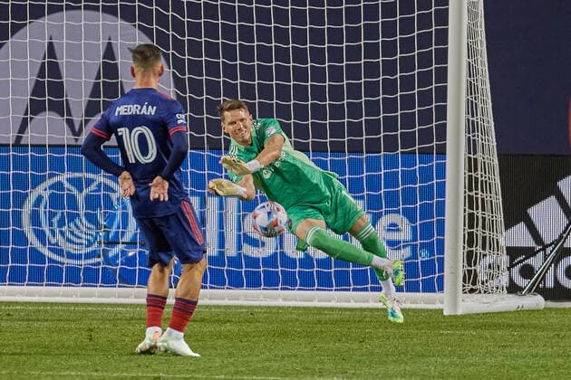 CHICAGO, IL - APRIL 17: Chicago Fire goalkeeper Bobby Shuttleworth (1) blocks a shot in action during a match between the Chicago Fireand the New England Revolution on April 17, 2021 at Soldier Field in Chicago, IL. (Photo by Robin Alam Icon Sportswire) SOCCER: APR 17 MLS, Fussball Herren, USA - New England Revolution at Chicago Fire FC Icon16404172103