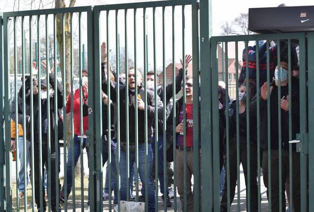 17.04.2021, GER, Fussball, 3.Liga, Saison 2020 2021, 32. Spieltag, Sportclub-Arena, Verl SC Verl - KFC Uerdingen 05 3 : 0 Fans des KFC Uerdingen beobachten die Partie durch den Zaun, Aktion, Einzelbild, Quer, Mimik, Gestik, Fans, Fan