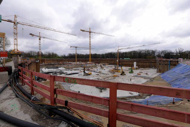 18.04.2021, Baustelle SAP Garden, Die Mehrzweckhalle soll ab Mitte 2022 eröffnet werden und bis zu 11.500 Besuchern Platz bieten. Der Eishockeyclub EHC München (DEL) und das Basketballteam des FC Bayern München (BBL) werden dann ihre Heimspiele in der Halle im Olympiapark neben der Parkharfe austragen. Standort ist das alte Radstadion, das dazu abgerissen werden musste.