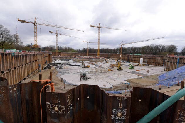 18.04.2021, Baustelle SAP Garden, Die Mehrzweckhalle soll ab Mitte 2022 eröffnet werden und bis zu 11.500 Besuchern Platz bieten. Der Eishockeyclub EHC München (DEL) und das Basketballteam des FC Bayern München (BBL) werden dann ihre Heimspiele in der Halle im Olympiapark neben der Parkharfe austragen. Standort ist das alte Radstadion, das dazu abgerissen werden musste.