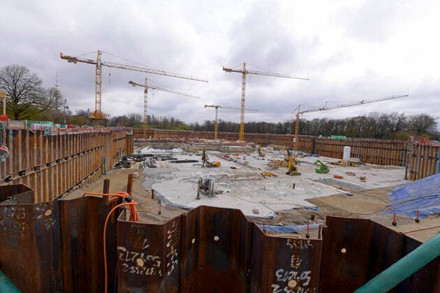 18.04.2021, Baustelle SAP Garden, Die Mehrzweckhalle soll ab Mitte 2022 eröffnet werden und bis zu 11.500 Besuchern Platz bieten. Der Eishockeyclub EHC München (DEL) und das Basketballteam des FC Bayern München (BBL) werden dann ihre Heimspiele in der Halle im Olympiapark neben der Parkharfe austragen. Standort ist das alte Radstadion, das dazu abgerissen werden musste.