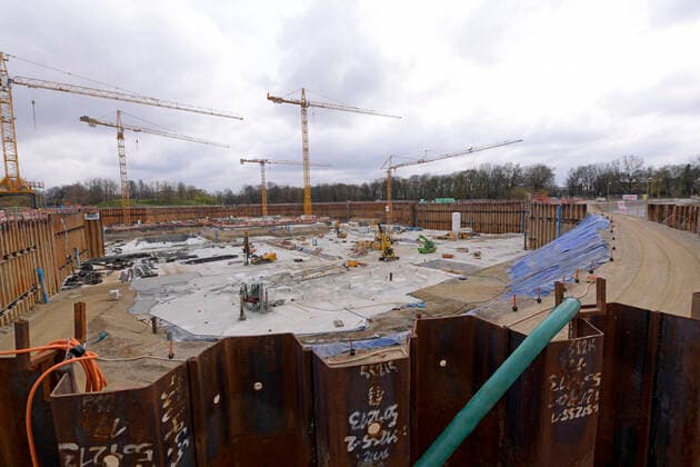 18.04.2021, Baustelle SAP Garden, Die Mehrzweckhalle soll ab Mitte 2022 eröffnet werden und bis zu 11.500 Besuchern Platz bieten. Der Eishockeyclub EHC München (DEL) und das Basketballteam des FC Bayern München (BBL) werden dann ihre Heimspiele in der Halle im Olympiapark neben der Parkharfe austragen. Standort ist das alte Radstadion, das dazu abgerissen werden musste.