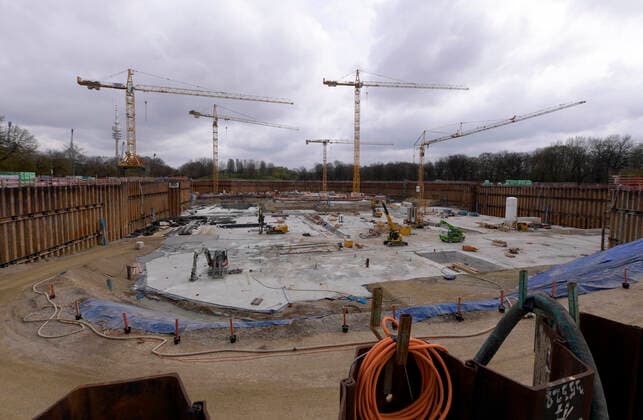 18.04.2021, Baustelle SAP Garden, Die Mehrzweckhalle soll ab Mitte 2022 eröffnet werden und bis zu 11.500 Besuchern Platz bieten. Der Eishockeyclub EHC München (DEL) und das Basketballteam des FC Bayern München (BBL) werden dann ihre Heimspiele in der Halle im Olympiapark neben der Parkharfe austragen. Standort ist das alte Radstadion, das dazu abgerissen werden musste.