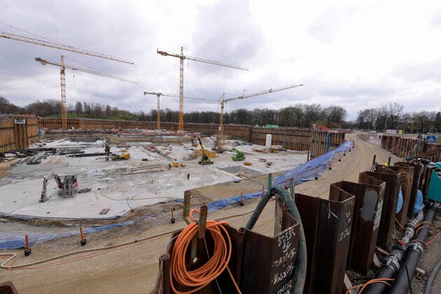 18.04.2021, Baustelle SAP Garden, Die Mehrzweckhalle soll ab Mitte 2022 eröffnet werden und bis zu 11.500 Besuchern Platz bieten. Der Eishockeyclub EHC München (DEL) und das Basketballteam des FC Bayern München (BBL) werden dann ihre Heimspiele in der Halle im Olympiapark neben der Parkharfe austragen. Standort ist das alte Radstadion, das dazu abgerissen werden musste.