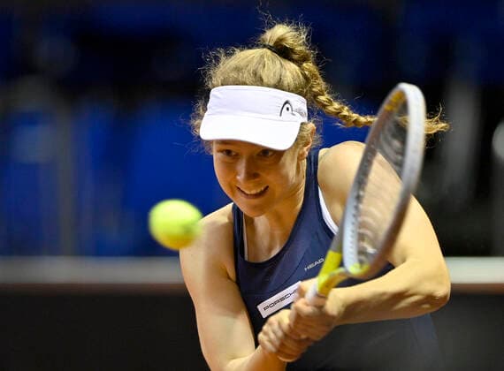 Julia Middendorf (GER) Aktion Qualifikation Runde 2 Tennis Damen Porsche-Cup Porsche Tennis Grand Prix GP Stuttgart 2021 Porsche-Arena 18.04.2021 Porsche Tennis Grand Prix Stuttgart 2021