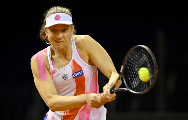 Mona Barthel (GER) Aktion Qualifikation Runde 2 Tennis Damen Porsche-Cup Porsche Tennis Grand Prix GP Stuttgart 2021 Porsche-Arena 18.04.2021 Porsche Tennis Grand Prix Stuttgart 2021
