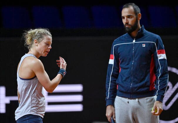 Laura SIEGEMUND (GER) beim Training mit Trainer Antonio Zucca (rechts) Gestik, Geste Qualifikation Runde 2 Tennis Damen Porsche-Cup Porsche Tennis Grand Prix GP Stuttgart 2021 Porsche-Arena 18.04.2021 Porsche Tennis Grand Prix Stuttgart 2021