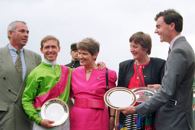Archivbilder der Woche SPORT KW16 14.07.1991, Hoppegarten, Brandenburg, GER - Jockey John Reid mit Rita Suessmuth (Mitte) und Angela Merkel bei der Siegerehrung nach dem Mercedes Benz-Preis. Galopprennbahn Hoppegarten. (Politik, Politiker, Portrait, Portraet, Suessmuth, Bundestagspraesidentin, Jockey, Reid, Siegerehrung, Merkel, Bundesministerin) 910714A596HOPPEGARTEN.JPG *** 14 07 1991, Hoppegarten, Brandenburg, GER Jockey John Reid with Rita Suessmuth middle and Angela Merkel at the award ceremony after the Mercedes Benz Prize racecourse Hoppegarten politics, politicians, portrait, portrait, Suessmuth, Bundestagspraesidentin, jockey, Reid, award ceremony, Merkel, Federal Minister 910714A596HOPPEGARTEN JPG