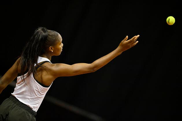 Noma NOHA AKUGUE (GER) Aktion Aufschlag Qualifikation Runde 2 Tennis Damen Porsche-Cup Porsche Tennis Grand Prix GP Stuttgart 2021 Porsche-Arena 18.04.2021 Porsche Tennis Grand Prix Stuttgart 2021