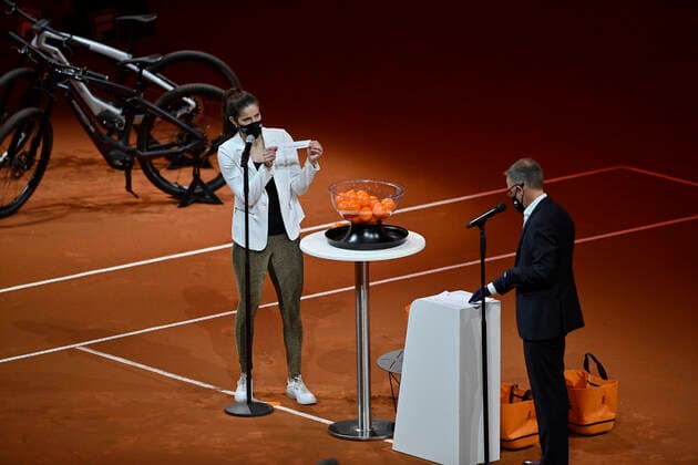 Auslosung Hauptfeld mit Julia Görges (GER) - sie hat Laura SIEGEMUND (GER) als Los gezogen in der Hand Qualifikation Runde 2 Tennis Damen Porsche-Cup Porsche Tennis Grand Prix GP Stuttgart 2021 Porsche-Arena 18.04.2021 Porsche Tennis Grand Prix Stuttgart 2021