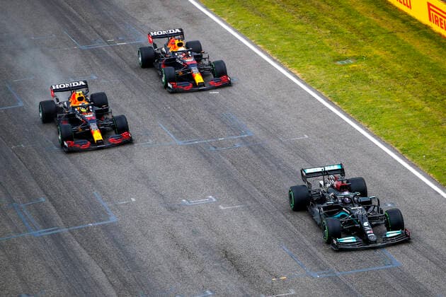 44 HAMILTON Lewis (gbr), Mercedes AMG F1 GP W12 E Performance, 11 PEREZ Sergio (mex), Red Bull Racing Honda RB16B, 33 VERSTAPPEN Max (nld), Red Bull Racing Honda RB16B, action during the Formula 1 Pirelli Gran Premio Del Made In Italy E Dell emilia Romagna 2021 from April 16 to 18, 2021 on the Autodromo Internazionale Enzo e Dino Ferrari, in Imola, Italy - FORMULE 1 : Grand prix Emilie Romagne - Imola - Course - 18 04 2021 DPPI Panoramic 
