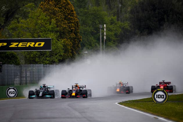 Start of the race, 44 HAMILTON Lewis (gbr), Mercedes AMG F1 GP W12 E Performance, 33 VERSTAPPEN Max (nld), Red Bull Racing Honda RB16B, action during the Formula 1 Pirelli Gran Premio Del Made In Italy E Dell emilia Romagna 2021 from April 16 to 18, 2021 on the Autodromo Internazionale Enzo e Dino Ferrari, in Imola, Italy - FORMULE 1 : Grand prix Emilie Romagne - Imola - Course - 18 04 2021 DPPI Panoramic 