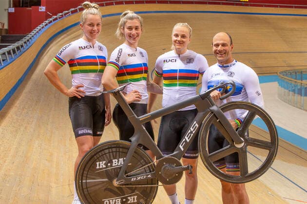 Frankfurt (Oder), 13.04.2021 - Oderlandhalle - Bahnradsport Olympiaqualifikation und Vergleich mit den Radsportassen der Niederlande und Frankreich. im Bild: die Weltmeisterinnen, Emma Hinze, Pauline Grabosch, Lea-Sophie Friedrich und der zweifache Europameiter 2021, Maximilian Levy.