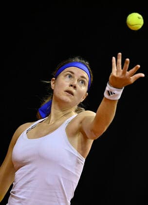 Stefanie Vögele Voegele (SUI) Aktion Aufschlag Qualifikation Runde 2 Tennis Damen Porsche-Cup Porsche Tennis Grand Prix GP Stuttgart 2021 Porsche-Arena 18.04.2021 Porsche Tennis Grand Prix Stuttgart 2021