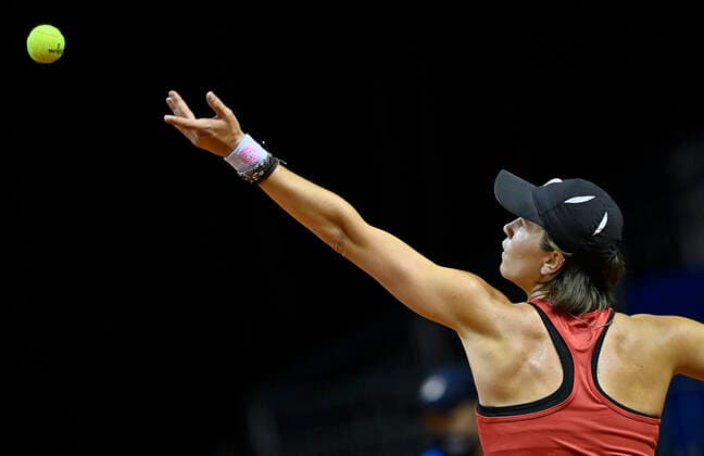 Katharina Gerlach (GER) Aktion Aufschlag Qualifikation Runde 2 Tennis Damen Porsche-Cup Porsche Tennis Grand Prix GP Stuttgart 2021 Porsche-Arena 18.04.2021 Porsche Tennis Grand Prix Stuttgart 2021