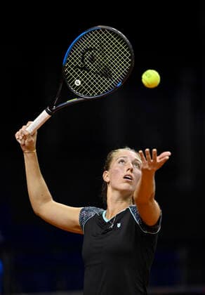 Angelica Moratelli (ITA) Aufschlag Qualifikation Runde 2 Tennis Damen Porsche-Cup Porsche Tennis Grand Prix GP Stuttgart 2021 Porsche-Arena 18.04.2021 Porsche Tennis Grand Prix Stuttgart 2021