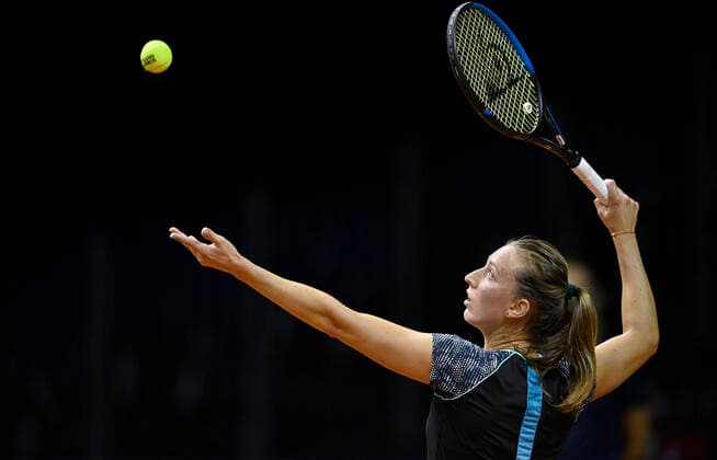 Angelica Moratelli (ITA) Aktion Aufschlag Qualifikation Runde 2 Tennis Damen Porsche-Cup Porsche Tennis Grand Prix GP Stuttgart 2021 Porsche-Arena 18.04.2021 Porsche Tennis Grand Prix Stuttgart 2021
