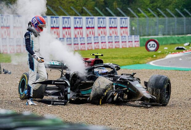 Bilder des Jahres 2021, Sport 04 April Sport Themen der Woche KW15 Formula 1 Pirelli Gran Premio Del Made In Italy E Dell emilia Romagna 2021 Rennen 18.04.2021, Autodromo Enzo e Dino Ferrari, Imola, Formula 1 Pirelli Gran Premio Del Made In Italy E Dell emilia Romagna 2021 Rennen ,im Bild George Russel (GBR 63), Williams Racing, Valtteri Bottas (FIN 77), Mercedes-AMG Petronas Formula One Team Crash unfall Schaden *** Formula 1 Pirelli Gran Premio Del Made In Italy E Dell emilia Romagna 2021 race 18 04 2021, Autodromo Enzo e Dino Ferrari, Imola, Formula 1 Pirelli Gran Premio Del Made In Italy E Dell emilia Romagna 2021 race ,in the picture George Russel GBR 63 , Williams Racing, Valtteri Bottas FIN 77 , Mercedes AMG Petronas Formula One Team Crash accident damage nordphotoxGmbHx xBratic nph00250