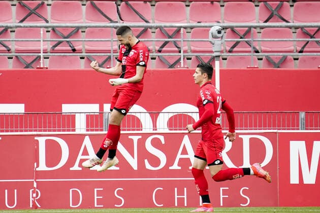 JOIE - FAIR PLAY - 10 YASSINE BENZIA (DIJ) - 29 MIHAI ALEXANDRU DOBRE (DIJ) FOOTBALL : Dijon vs Nice - Ligue 1 Uber Eats - 18 04 2021 FEP Panoramic 